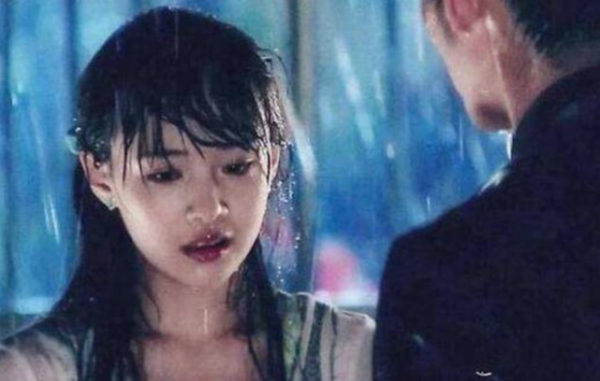 女主淋雨晕倒视频（女主淋雨晕倒视频播放）